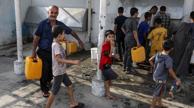 Des personnes font la queue pour accéder à l'eau potable suite à la pénurie d'eau consécutive à la suspension de l'approvisionnement en eau d'Israël à Gaza. Crédit photo: AA