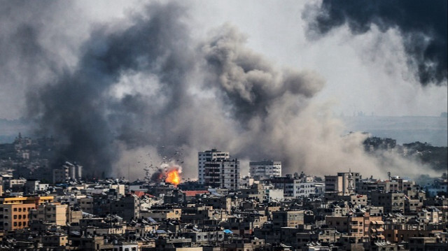 De la fumée s'élève après une frappe aérienne israélienne dans la ville de Gaza. Crédit photo: Crédit photo: AA