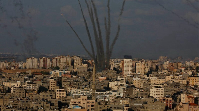 Des roquettes tirées depuis Gaza sont interceptées par le système de défense antiaérien israélien. Crédit photo: AA