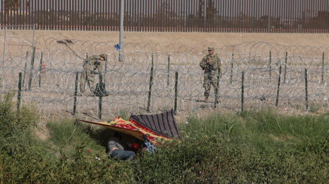 Des gardes frontières surveillant la traversée des migrants du Rio Grande pour demander l'asile aux États-Unis, le 3 octobre 2023, à Ciudad Juarez, au Mexique. Crédit photo: HERIKA MARTINEZ / AFP
