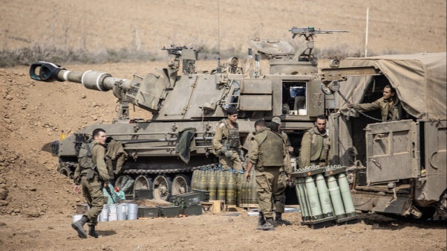 Les forces israéliennes transportent du matériel militaire, des véhicules blindés et de l'artillerie vers la frontière de Gaza. Crédit photo: AA