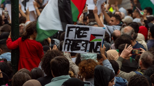 Des personnes se rassemblent pour manifester leur solidarité avec les Palestiniens. Crédit photo: AA