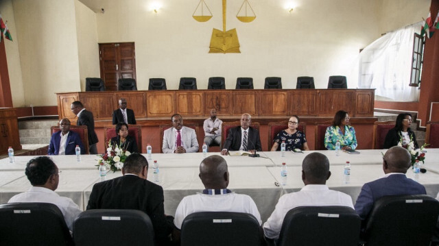 Onze candidats de l'opposition à Madagascar rencontrent les magistrats du HCC (Haute Cour Constitutionnelle) à Antananarivo. Crédit photo: RIJASOLO / AFP