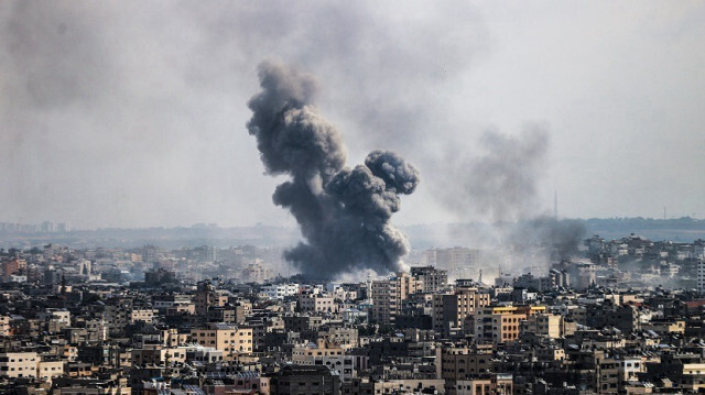 De la fumée s'élève après une frappe aérienne israélienne sur la ville de Gaza. Crédit photo: AA