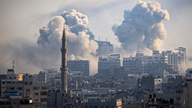 Des nuages de fumée s'élèvent dans le ciel suite à une frappe aérienne israélienne sur la ville de Gaza, le 12 octobre 2023. Crédit photo: IBRAHIM HAMS / AFP
