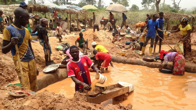 Des mineurs d'or travaillent sur un site minier dans la ville camerounaise de Betare Oya. Crédit photo: Reinnier KAZE / AFP