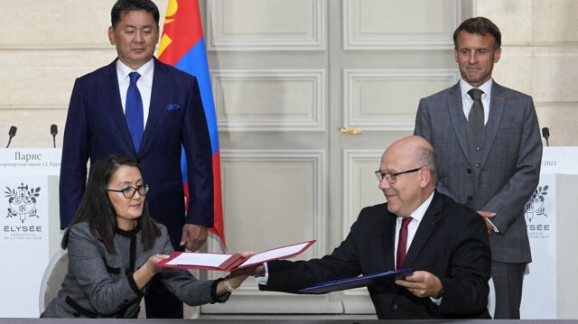 Le président de Mongolie, Ukhnaagiin Khurelsukh et son homologue français, Emmanuel Macron, le chef du BGRM (Bureau de recherches géologiques et minières) Christophe Poinssot et l'ambassadeur de Mongolie en France, Nyamkhuu Ulambayar, à l'Élysée à Paris, le 12 octobre 2023. Crédit photo: MICHEL EULER / POOL / AFP
