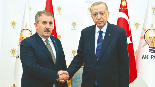 Cumhurbaşkanı Erdoğan, Büyük Birlik Partisi (BBP) Genel Başkanı Mustafa Destici’yi kabul etti. Kabul, AK Parti Genel Merkezi’nde basına kapalı gerçekleşti.