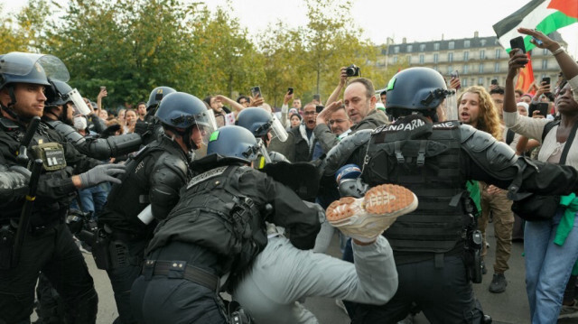 Des gendarmes français plaquent un manifestant au cours du rassemblement non autorisé en soutien aux Palestiniens, à la Place de la République à Paris, le 12 octobre 2023. Crédit photo: DIMITAR DILKOFF / AFP
