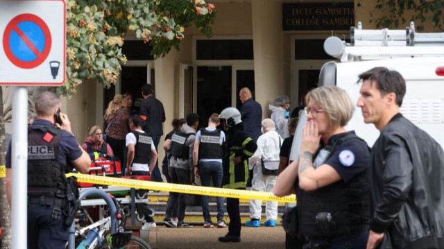 Des policiers français du service médico-légal devant le lycée Gambetta à Arras, suite à une attaque au couteau, en France, le 13 octobre 2023. Crédit photo: DENIS CHARLET / AFP
