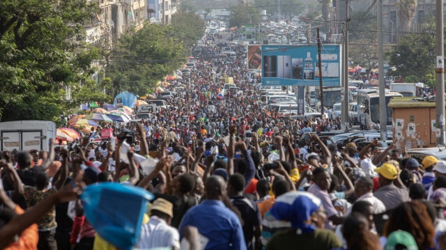 Des partisans de la Résistance nationale mozambicaine (RENAMO) se rassemblent à Maputo pour célébrer les résultats des élections locales du 12 octobre 2023. Crédit Photo: Alfredo ZUNIGA / AFP.