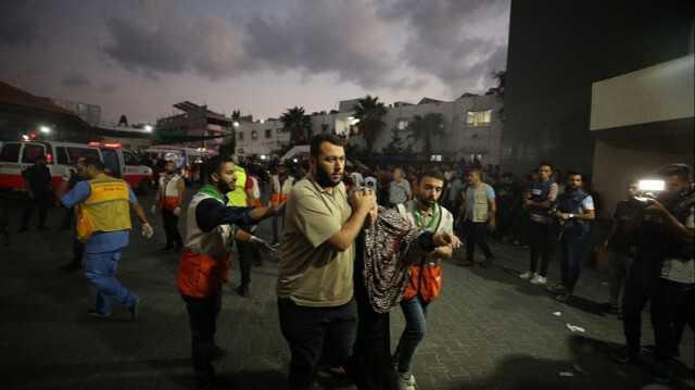 Le personnel médical aide les blessés à se rendre à l'hôpital dans la ville de Gaza le 11 octobre 2023. Crédit photo: AA