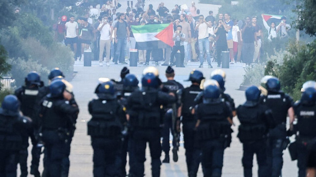 Des manifestants en soutien aux Palestiniens face aux gendarmes français à Toulouse, en France, le 12 octobre 2023. Crédit photo: CHARLY TRIBALLEAU / AFP
