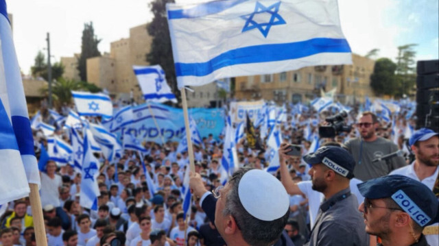 Le ministre israélien de la sécurité nationale, Itamar Ben-Gvir, dans un bain de foule, en aout 2023. Crédit photo: AA