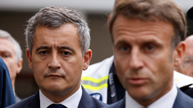 Le ministre français de l'Intérieur, Gerald Darmanin, se tient à côté du président français Emmanuel Macron alors qu'il s'adresse à la presse après une visite au lycée Gambetta à  Arras, dans le nord-est de la France, le 13 octobre 2023, après qu'un enseignant a été tué et deux autres personnes gravement blessées lors d'une attaque au couteau. Crédit Photo: Ludovic MARIN / POOL / AFP

