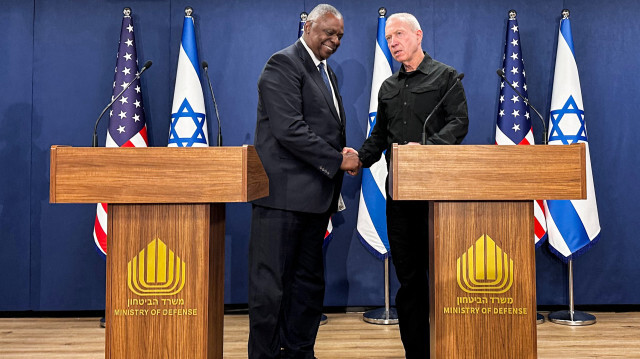 Le secrétaire américain à la défense, Lloyd Austin (à gauche), serrant la main du ministre israélien de la défense, Yoav Gallant, après une conférence de presse commune à Tel Aviv le 13 octobre 2013. Crédit Photo: W.G. DUNLOP / AFP

