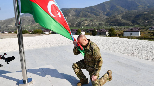 Azerbaycan Cumhurbaşkanı İlham Aliyev, 19 Eylül'deki antiterör operasyonunda Azerbaycan ordusunun kontrolüne geçen Hankendi şehrini ziyaret etti. Aliyev, Karabağ'daki işgalci rejimin bir zamanlar "başkent" olarak gördüğü Hankendi'de Azerbaycan bayrağını göndere çekti.