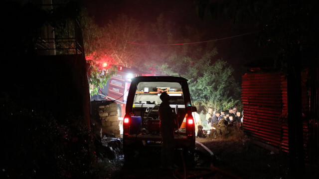 Yangında zarar gören mahalleye ait elektrik hattı, TEDAŞ ekipleri tarafından tamir edildi.
