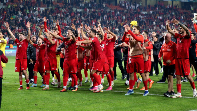 L'équipe nationale de Türkiye jubile après avoir battu la Lettonie sur le 4-0 pour se qualifier à l'Euro 2024. Crédit photo: AA