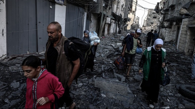 Des Palestiniens quittent leur maison pour se mettre à l'abri à Gaza le 16 octobre 2023. Crédit photo: AA