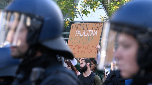 Un manifestant brandit une pancarte sur laquelle est écrit "Liberté pour la Palestine. Stop au sionisme" lors d'un rassemblement en soutien à la Palestine, en Allemagne. Crédit photo: KIRILL KUDRYAVTSEV / AFP
