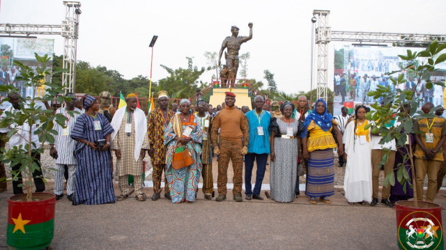 Le chef de la transition, le capitaine Ibrahim Traoré devant la statue de Thomas Sankara, lors de la cérémonie d'hommage national rendu à Sankara, le 15 octobre 2023. Crédit photo: X