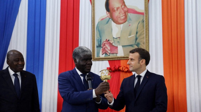 Le président français Emmanuel Macron (R) et le gouverneur du district autonome d'Abidjan Robert Beugre Mambe (C) flanqué du Premier ministre ivoirien Amadou Gon Coulibaly (G) lors d'une cérémonie de nomination comme citoyen d'honneur du district autonome d'Abidjan, le 21 décembre 2019, à la mairie d'Abidjan, dans le cadre d'une visite de trois jours en Afrique de l'Ouest.
Ludovic MARIN / AFP / Archive