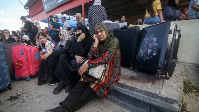 Des habitants de Gaza attendent à la barrière frontalière de Rafah pour passer en Égypte alors que les attaques israéliennes sur Gaza se poursuivent le 14 octobre 2023. Crédit photo: AA