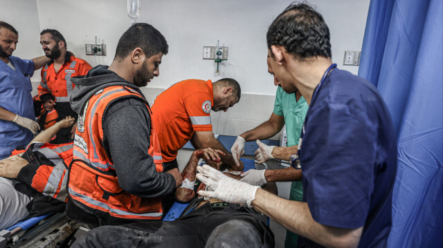 Des blessés lors d'attaques israéliennes reçoivent un traitement médical à l'hôpital dans la bande de Gaza, le 16 octobre 2023. Crédit photo: AA