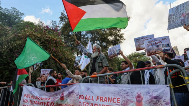 Des manifestants brandissent des drapeaux palestiniens lors d'un rassemblement devant l'ambassade de France à Beyrouth au Liban le 16 octobre 2023. Crédit photo: JOSEPH EID / AFP