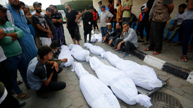 Les corps de Palestiniens qui ont perdu la vie lors des attaques d'Israël dans la bande de Gaza le 17 octobre 2023. Crédit photo: AA