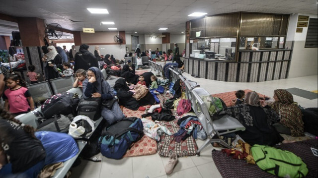 Des Palestiniens restent à l'hôpital Nasser alors que leurs maisons sont détruites par les frappes aériennes israéliennes à Gaza le 16 octobre 2023. Crédit photo: AA