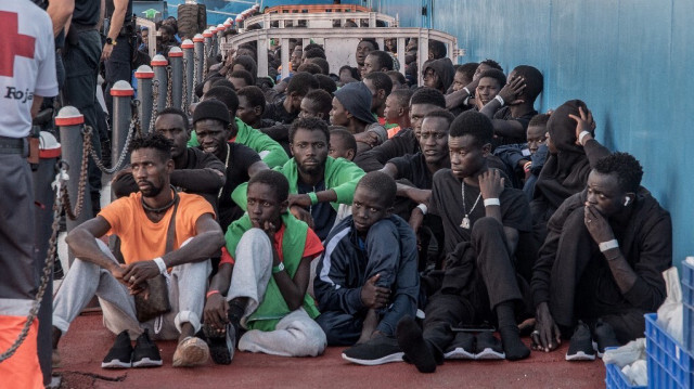 Des migrants après leur débarquement du navire Taburiente de la Naviera Armas au port de Los Cristianos, sur l'île de Tenerife, en Espagne, le 12 octobre 2023. Crédit photo: DESIREE MARTIN / AFP
