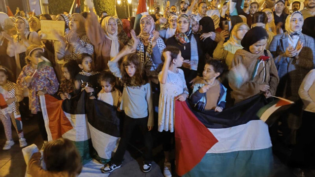 Des Marocains ont organisé une manifestation devant le Parlement à Rabat, pour dénoncer le bombardement israélien de l’hôpital Al-Ahli baptiste à Gaza en Palestine. Crédit photo: AA