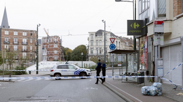 Des policiers montent la garde près de la place Eugène Verboekhoven dans le quartier de Schaerbeek à Bruxelles, le 17 octobre 2023, où l'auteur présumé de l'attaque à Bruxelles a été interpellé. Crédit photo: JAMES ARTHUR GEKIERE / BELGA / AFP
