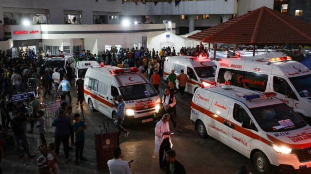 Des ambulances transportant des victimes de frappes israéliennes à l'entrée du service des urgences de l'hôpital à Gaza le 15 octobre 2023. Crédit photo: DAWOOD NEMER / AFP