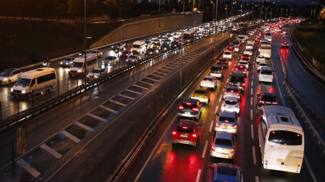 İstanbul'da yağışlı havanın da etkisiyle trafik yoğunluğu artarken, toplu taşıma araçları ve duraklarda da kalabalıklar oluştu.