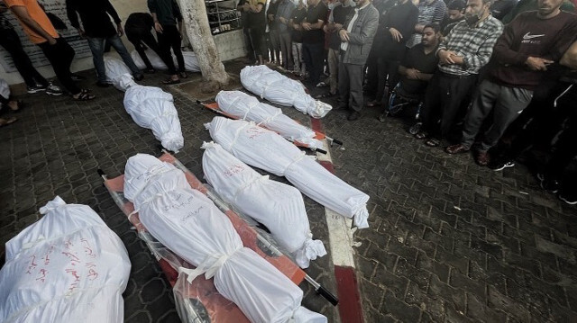 Des corps sont amenés à l'hôpital Shifa de l'hôpital baptiste Al-Ahli après le bombardement dans la ville de Gaza, le 18 octobre 2023. Crédit photo: AA