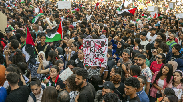 Des milliers de syndicalistes, représentants de la société civile, militants politiques, avocats et lycéens, ont manifesté dans le centre de Tunis leur soutien au peuple palestinien et réclament de criminaliser toute normalisation des relations avec Israël, le 18 octobre 2023. Crédit photo: AA