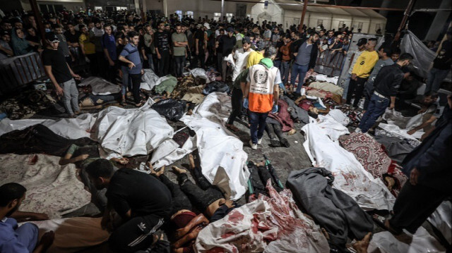 Les corps des personnes tuées lors d'une frappe aérienne israélienne sur l'hôpital baptiste Al-Ahli sont amenés à l'hôpital Al-Shifa dans la ville de Gaza le 17 octobre 2023. Crédit photo: AA