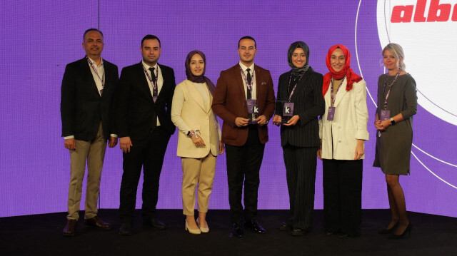 Ödülü, Albayrak Grubu İnsan Kaynakları Koordinatörlüğü adına İşe Alım Müdürlüğü ekibi teslim aldı.  