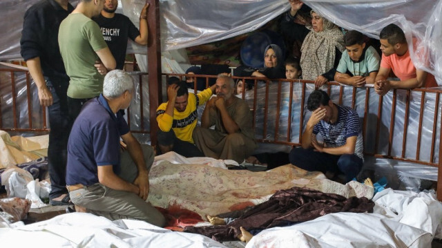 Des personnes se rassemblent autour des corps des Palestiniens tués après l'explosion de l'hôpital Ahli Arab dans le centre de Gaza, après avoir été transportés à l'hôpital Al-Shifa, le 17 octobre 2023. Crédit Photo: DAWOOD NEMER / AFP.