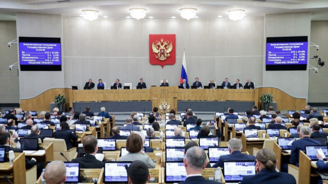 Les députés russes votant la loi sur la révocation de la ratification du Traité d'interdiction des essais nucléaires, lors d'une session plénière à la Douma, à Moscou, le 17 octobre 2023. Crédit photo: HANDOUT / RUSSIA'S STATE DUMA / AFP
