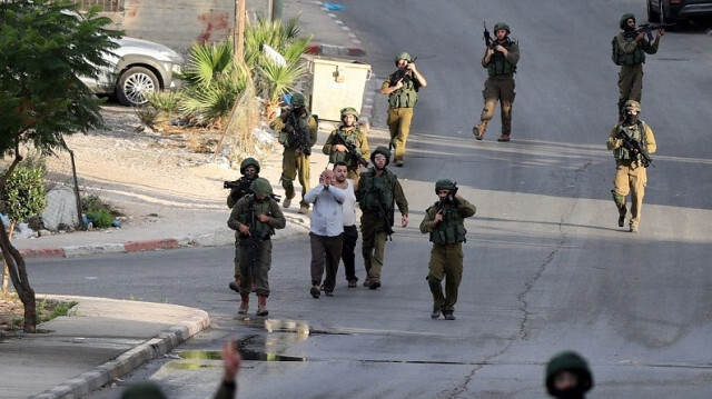 Des soldats israéliens ont arrêté des Palestiniens au cours d'un raid en Cisjordanie occupée. Crédit photo: AA