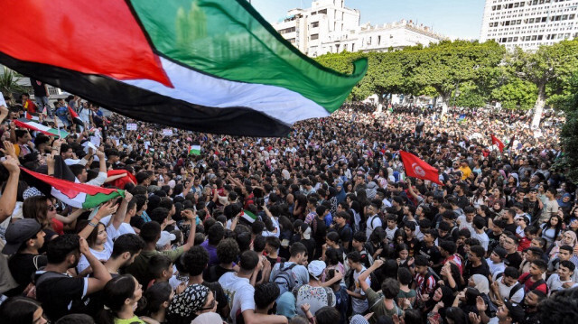 Les manifestants se rassemblent pour une manifestation pro-palestinienne devant le siège de l'ambassade de France le long de l'avenue Habib Bourguiba dans le centre de Tunis. Crédit photo: FETHI BELAID / AFP