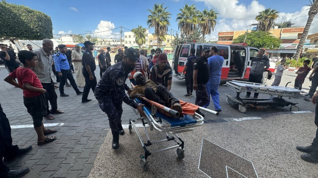 Un Palestinien blessé transporté sur une civière après les frappes aériennes israéliennes à Gaza, le 18 octobre 2023. Crédit photo: AA