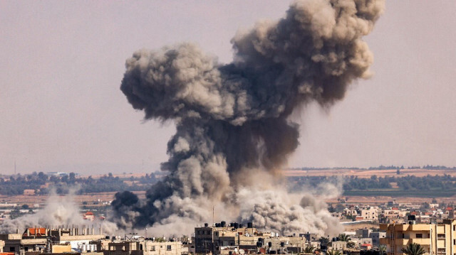 Un panache de fumée éclate lors du bombardement israélien à Rafah, dans le sud de la bande de Gaza. crédit photo: SAID KHATIB / AFP