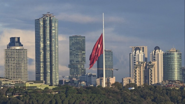 Le drapeau turc en berne après que la Turkiye a déclaré trois jours de deuil national en raison des attaques d'Israël contre des civils à Gaza. Crédit photo: AA