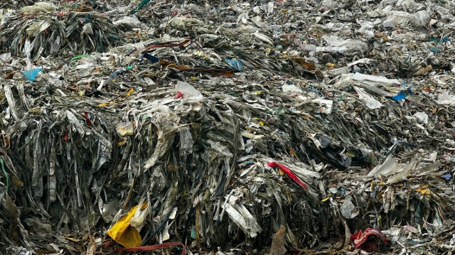 Amas de plastiques dans le bidonville de Shwepyithar, le 11 octobre 2023. Crédit photo: STR / AFP

