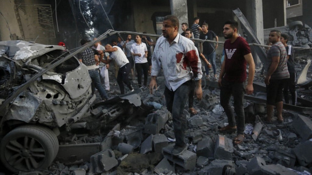 Des palestiniens à la recherche de victimes et de survivants suite à une attaque terroriste israélienne sur la ville de Deir Al-Balah dans le centre de la bande de Gaza, le 18 octobre 2023. Crédit photo: MOHAMMED FAIQ / AFP
